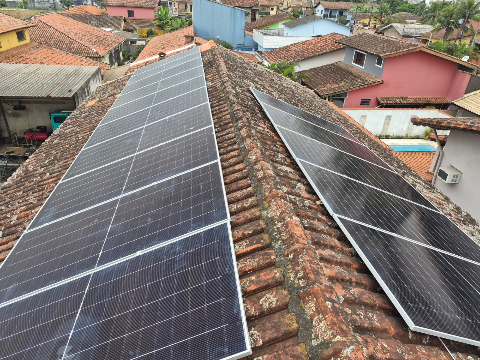Painéis solares em telhado duas águas